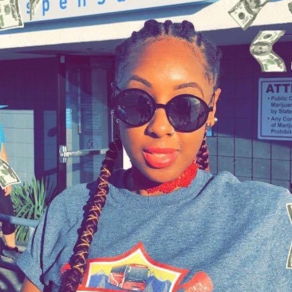 MEET YOUR POSHER! - Picture 10 of 12